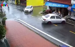 Va chạm xe khác tại ngã tư, xe ô tô con trượt văng vào vệ đường