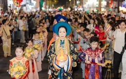 Hơn 40 nghệ sĩ, Hoa hậu, Á hậu mặc Việt phục diễu hành mừng lễ Phật Đản