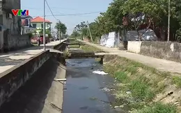 Dòng kênh đen đặc, bốc mùi giữa khu dân cư