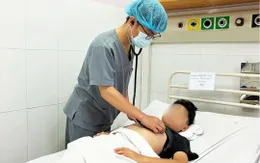 Bé trai 13 tuổi thoát nguy kịch vì viêm màng não mô cầu