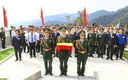 Lễ Thượng cờ và gắn biển công trình Cột cờ A Pa Chải​