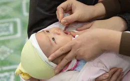 Bộ Y tế kêu gọi phụ huynh chủ động đưa trẻ uống vaccine Rota