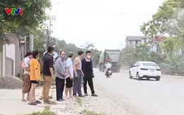 Tuyến tỉnh lộ 35 vừa hết ổ trâu lại ngập bụi