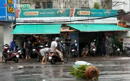 Xe chết máy la liệt, người dân vật lộn trong cơn mưa lớn ở TP Hồ Chí Minh