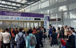 Bị cắt điện bất ngờ, hệ thống tàu điện ngầm London tê liệt