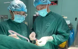 Phẫu thuật "mổ não thức tỉnh" cứu bệnh nhân 40 tuổi bị máu tụ chèn ép não