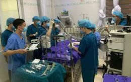 Bé 17 tháng tuổi nguy kịch do hóc kẹo lạc