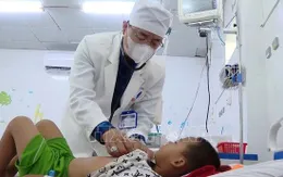 4 trẻ ăn nhầm mì tôm trộn thuốc diệt chuột