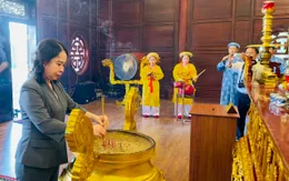 Phó Chủ tịch nước Võ Thị Ánh Xuân dâng hoa, dâng hương Khu tưởng niệm cụ Nguyễn Sinh Sắc