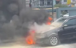 Ô tô bốc cháy ngùn ngụt khi đang chạy ở Huế