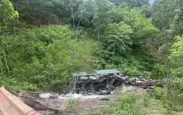 Xe đầu kéo lao xuống vực, tài xế kịp thoát khỏi cabin