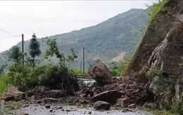 Hà Giang: Sạt nguyên quả đồi, quốc lộ chia cắt hoàn toàn sau mưa lớn