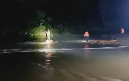 Nỗ lực tìm kiếm nạn nhân mất tích do lũ cuốn ở Quảng Ninh