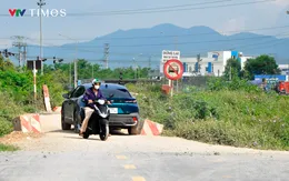 Nghệ An: Dự án đường 750 tỷ đồng dở dang, người đi đường phó mặc ‘tử thần’ qua đường ngang