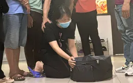 Cảm động hình ảnh người vợ là nhân viên y tế quỳ bên tạng của chồng hiến tặng sau khi chết não
