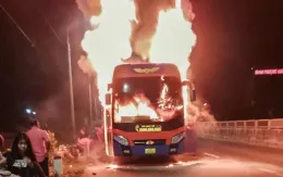 Xe khách bốc cháy ngùn ngụt trên Quốc lộ 1, 34 người tháo chạy