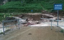 Lào Cai: Mưa lũ cuốn trôi cầu tạm