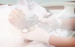 10 giờ nối lại bàn tay bị đứt rời cho người phụ nữ