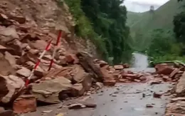 Nghệ An: Mưa kéo dài, sạt lở núi, gây nguy hiểm cho người dân