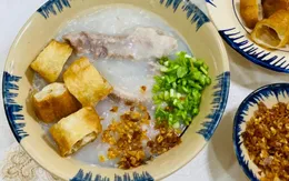 Món ngon Hà Nội gây thương nhớ: Cháo sườn quẩy giòn tại nhà