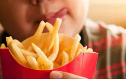 Australia cấm quảng cáo đồ ăn nhanh trên phương tiện công cộng