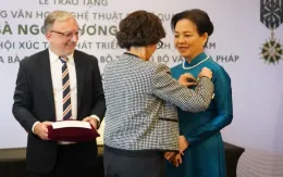 Tiến sĩ Ngô Phương Lan vinh dự nhận Huân chương Văn học Nghệ thuật của Pháp