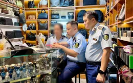 Đột kích Saigon Square, thu giữ hàng nghìn sản phẩm nghi giả mạo Rolex, Gucci, LV...