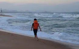 Tắm biển gặp sóng lớn, một học sinh mất tích
