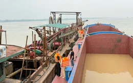 Hà Nội: Truy bắt hai tàu khai thác cát trái phép trên sông Hồng giữa đêm