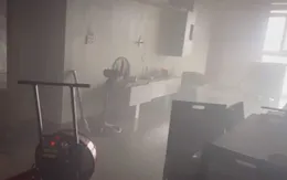 Cháy căn hộ chung cư ở Hà Nội, 2 mẹ con được cứu nạn an toàn