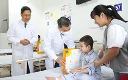 Lan tỏa yêu thương: Lãnh đạo Bộ Y tế thăm bệnh nhi ung thư nhân 1/6