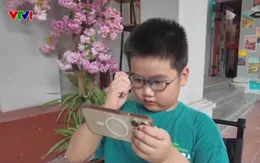 Cha mẹ cần làm gương để con trẻ rời xa điện thoại trong ngày hè