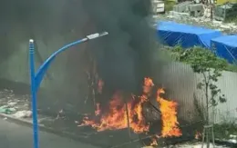 Cột điện bốc cháy dữ dội ở TP Thủ Đức, khu dân cư mất điện cục bộ