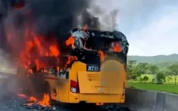 Xe khách giường nằm bốc cháy dữ dội trên cao tốc Mai Sơn