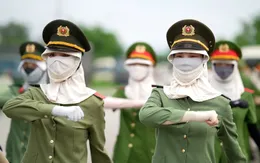 Rèn kỷ luật, vững khí thế: Khối nữ chiến sĩ cảnh sát giao thông tập điều lệnh A80 tại Hòa Lạc