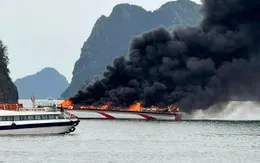 Cháy dữ dội tàu cao tốc du lịch ở Vân Đồn