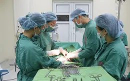 Cắt khối u nang "khủng" cho cụ bà gần 100 tuổi