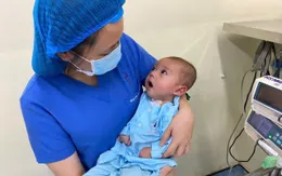 Vượt hơn 1.000 km, vợ chồng bác sĩ Lào đưa con sang Việt Nam phẫu thuật tim