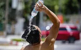 Đề phòng nhiều hình thái thời tiết nguy hiểm trên đất liền và trên biển