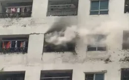 Cháy căn hộ chung cư ở Hà Nội, khói đen bốc lên từ ban công