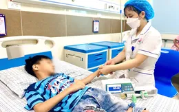 Bé trai sốc nhiệt do vào phòng lạnh sau khi chơi ngoài trời