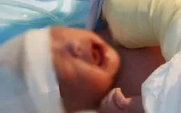 Ngâm bánh nhau trong muối, không cắt rốn: Sản phụ sinh con "thuận tự nhiên" gây lo ngại