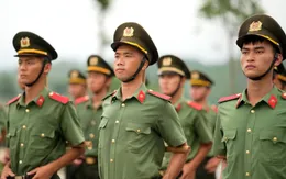 Khối nam sĩ quan kỹ thuật nghiệp vụ phơi mình giữa “chảo lửa” chuẩn bị cho diễu binh 2/9