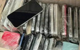 Hải quan Nội Bài phát hiện 112 chiếc iPhone cũ giấu trong người và hành lý xách tay