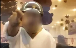 Xác minh người đàn ông chặn đầu ô tô, đập kính giữa phố