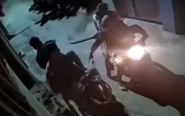 2 thanh niên Hà Nội bị đuổi đến tận cổng, cướp chỉ lấy được... vỉ kẹo cao su