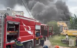 Cháy lớn xưởng phế liệu sát nhà trọ ở Bình Dương