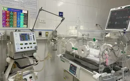 Can thiệp kịp thời cho bé sơ sinh 1 giờ tuổi bị dị tật khe hở thành bụng