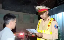 Chiêu trò cảnh giới cho xe chở quá tải né CSGT ở Hà Nội