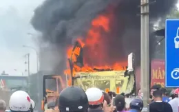 Hai ô tô bốc cháy trước cửa gara